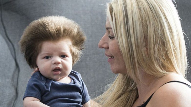Эта мама удивилась, когда у нее родился малыш с длинными волосами. А потом вспомнила, как протекала беременность…