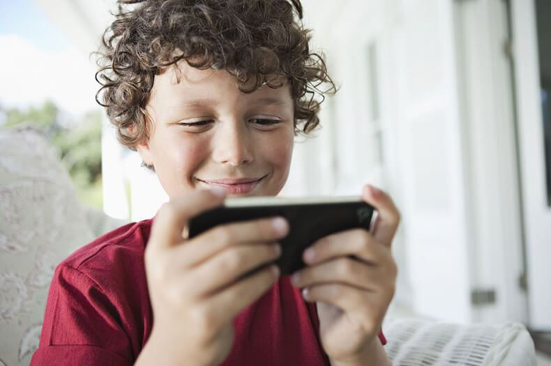 Как оторвать ребенка от смартфона