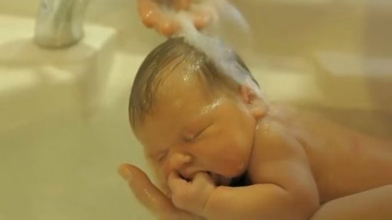 Невероятно трогательное видео о первых днях малыша во французском роддоме 