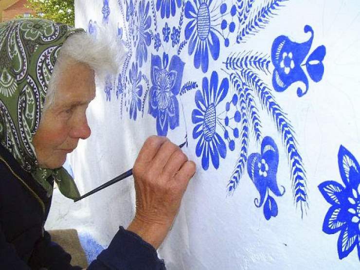 90 летняя бабулька из Чехии превратила свою старую деревню в галерею искусств