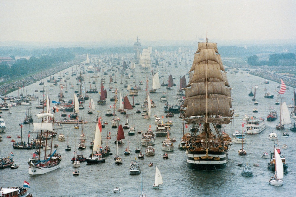 10 снимков парада кораблей в Амстердаме, после которых сразу хочется выйти в море