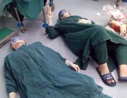 Фотографии хирургов, лежащих на полу, облетели Сеть. Причина Вас тронет до глубины души!