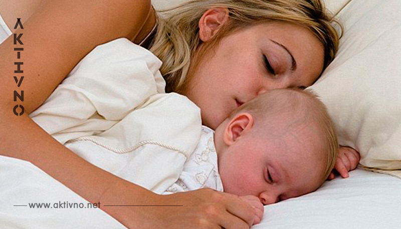 Плохая новость для пап: Дети до 3 лет должны спать с мамами! 