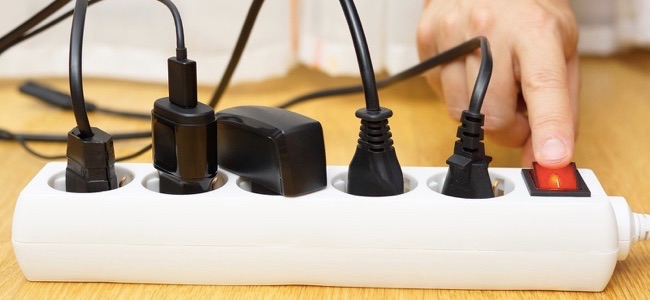 Чем опасны зарядные устройства, которые постоянно подключены к розетке и нужно ли их отключать