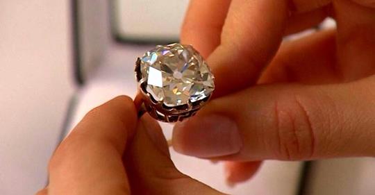 Женщина купила кольцо за 13$, носила его каждый день. 30 лет спустя она узнала о нем такое, что потрясло всех!