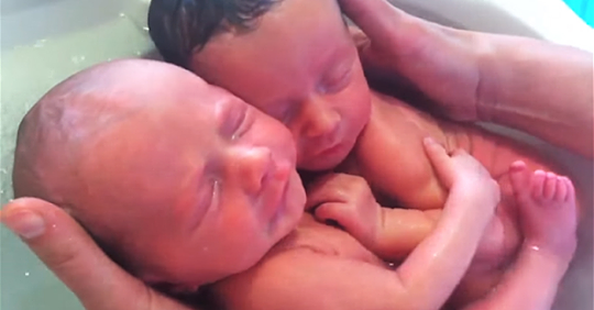 Милейшее зрелище: новорожденные крепко обнимают друг друга, будто они еще в животике