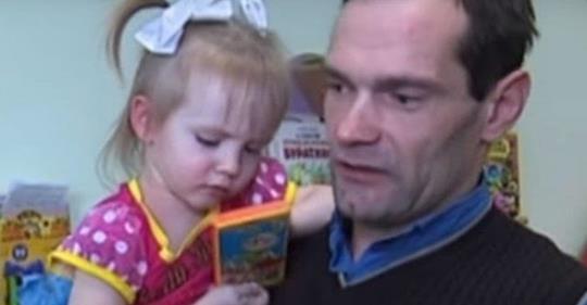 (Видео) Мужчина устроился на работу в детдом на 15 тысяч рублей. Чтобы видеть родную дочь