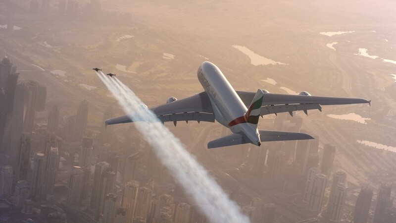 Одно из самых красивых видео, которое я смотрел! Совместный полет человека и лайнера А380.