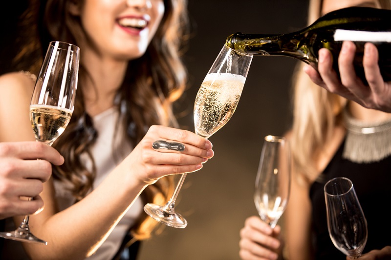 Нервным женщинам необходимо ежедневно пить шампанское
