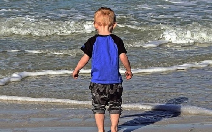 3 летний мальчик потерялся на пляже. Но умный парень смог отыскать маму за 3 минуты