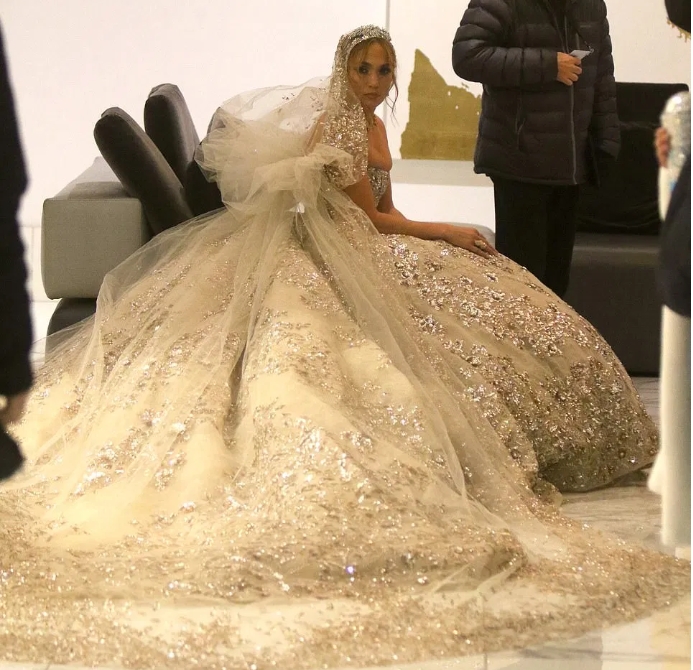 50-летняя Джей Ло произвела фурор в шикарном свадебном платье — фото