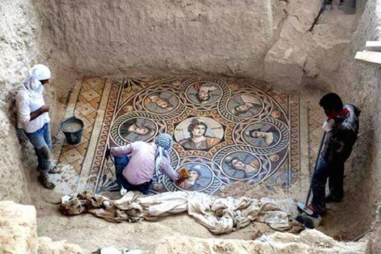Археологи обнаружили уникальные греческие мозаики, которым не менее 2 тысяч лет. 