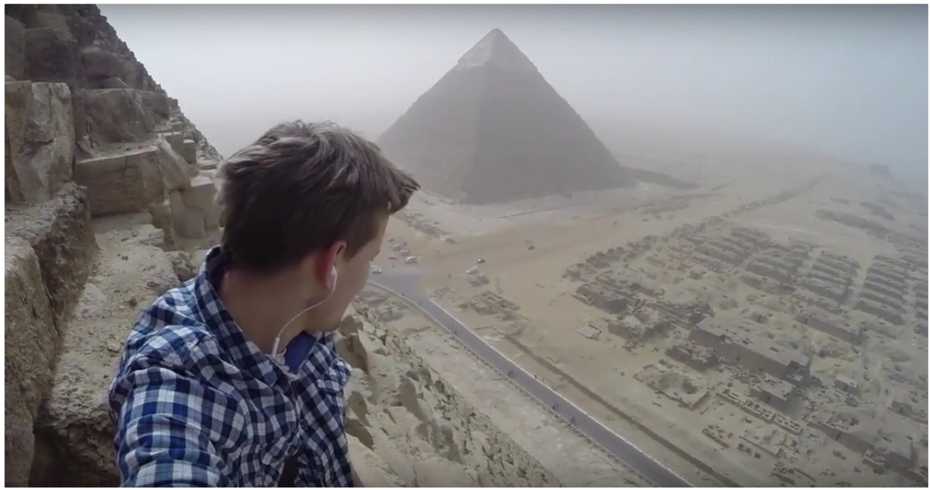 Парень незаконно забрался на вершину египетской пирамиды.