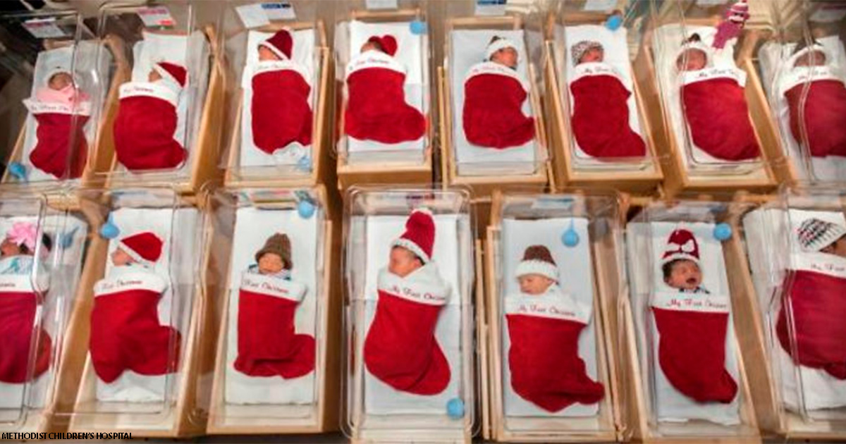 Традиции уже 50 лет: роддом помещает новорожденных в рождественские чулки