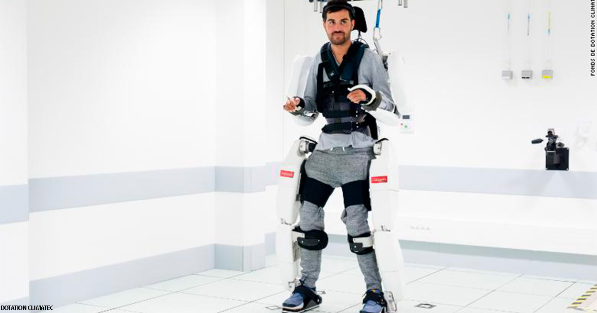 Парализованный мужчина начал ходить с помощью этого костюма робота