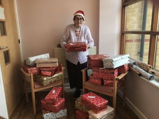 Бабушка из Британии взяла на себя работу доброго Санты и собрала 500 подарков для детей и бездомных