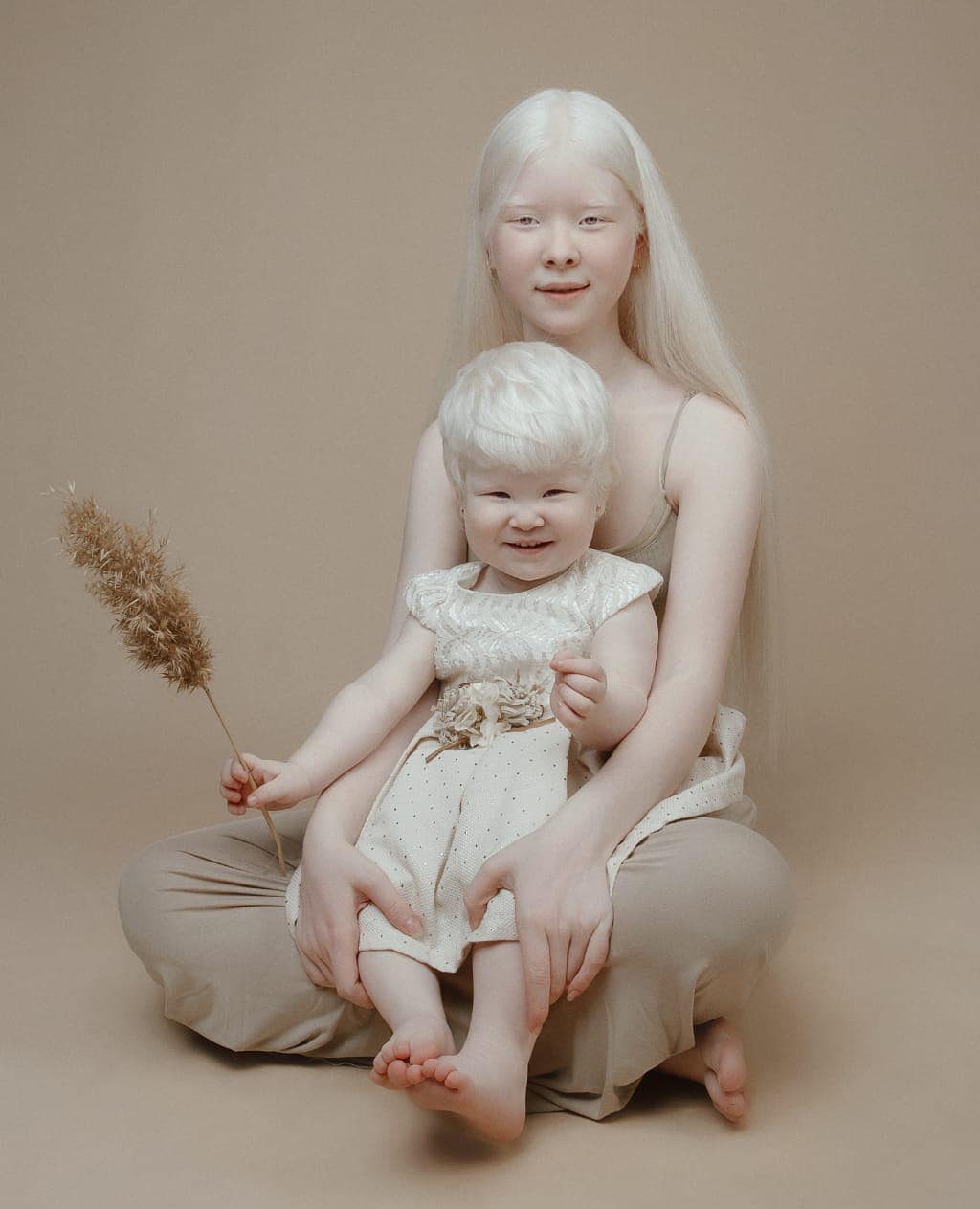 Сёстры-альбиносы родились с разницей в 12 лет и покорили мир моды своей уникальностью необычной внешностью