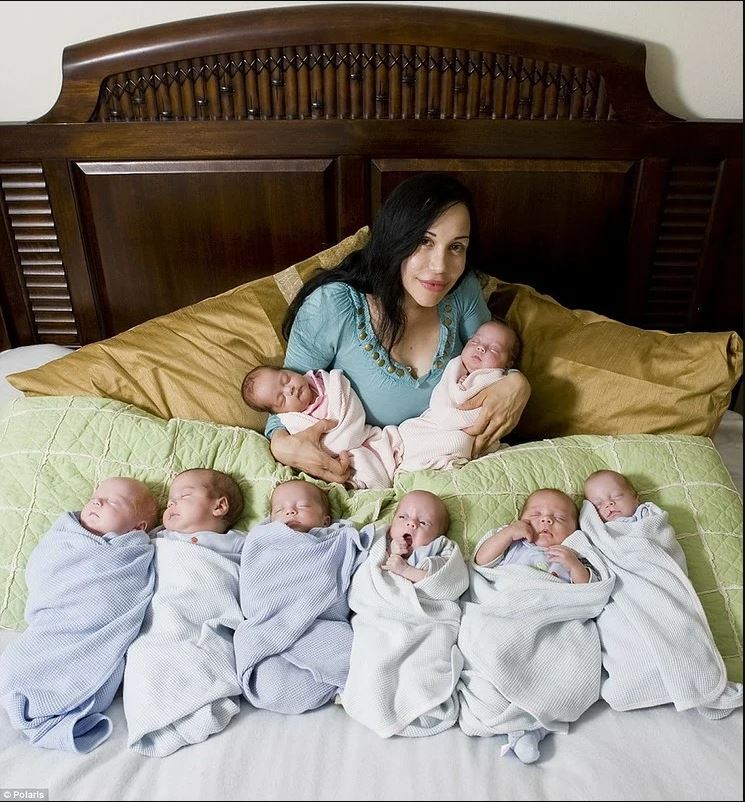 Как выглядит первая в мире женщина, выносившая и родившая восьмерых близнецов, спустя 11 лет
