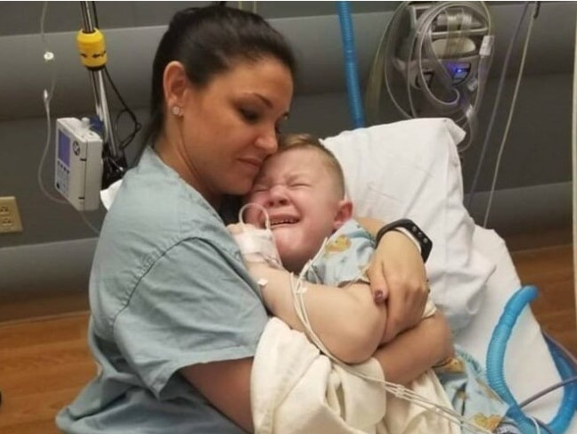Медсестра обняла плачущего ребенка, и эта история облетела все сеть