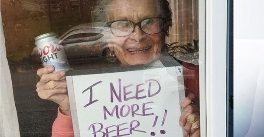93-летняя бабуля попросила купить пива и стала популярной. Ей прислали столько, что хватит до конца карантина