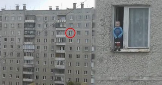 Мужчина увидел мальчика, стоящего на подоконнике на 8 ом этаже и незамедлительно вызвал полицию