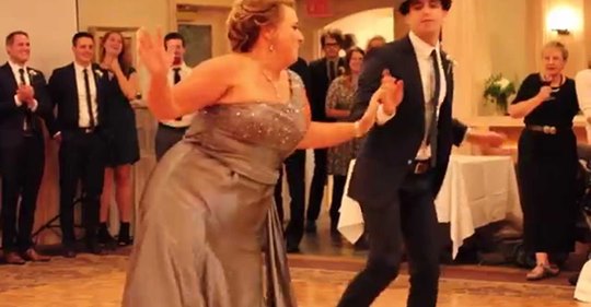 Забавный танец мамы на свадьбе сына поразил пользователей Сети  