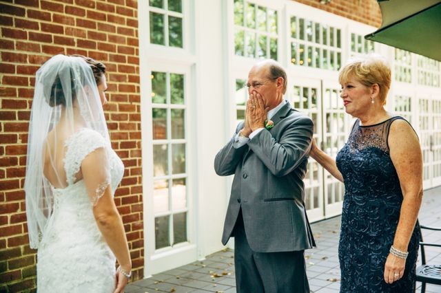 Слёзы и искренняя радость отцов, впервые удививших своих дочерей в свадебных платьях