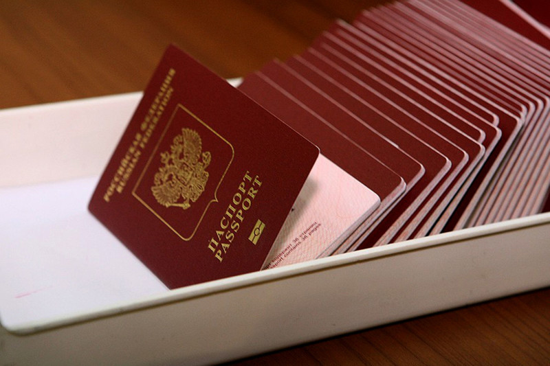 Россия раздаст паспорта родившимся в СССР